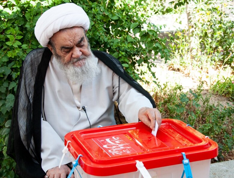 चुनावों में भाग लेने के हवाले से मराज ए तकलीद की नज़र / इस्लामिक गणराज्य के चुनावों में भाग लेना शरई, इस्लामी और इलाही फ़रीज़ा है