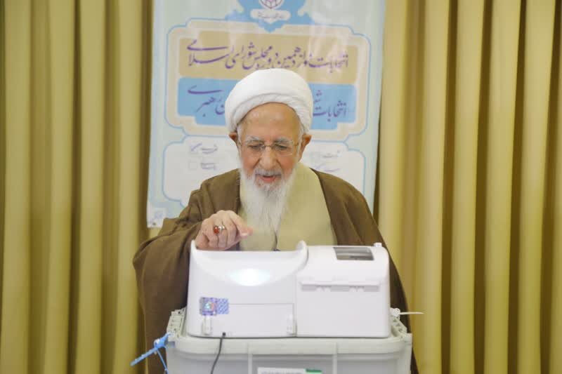 चुनावों में भाग लेने के हवाले से मराज ए तकलीद की नज़र / इस्लामिक गणराज्य के चुनावों में भाग लेना शरई, इस्लामी और इलाही फ़रीज़ा है