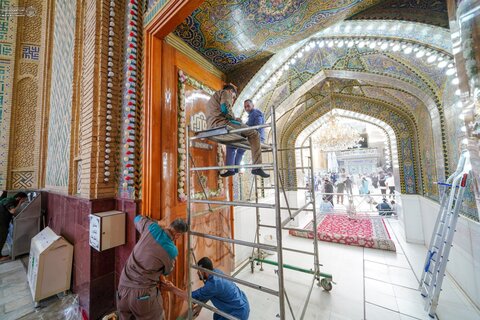 نصب پارچه نوشته‌های عید غدیر در آستان علوی