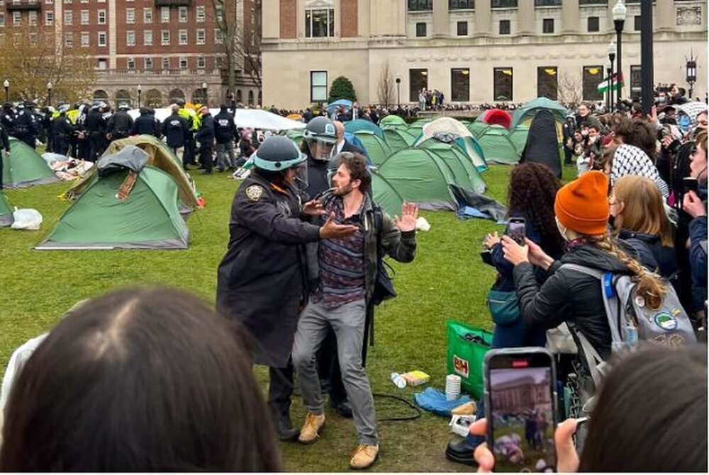 फिलिस्तीन के समर्थकों ने अमेरिका के फोर्थ बैंक के सामने भी विरोध प्रदर्शन किया