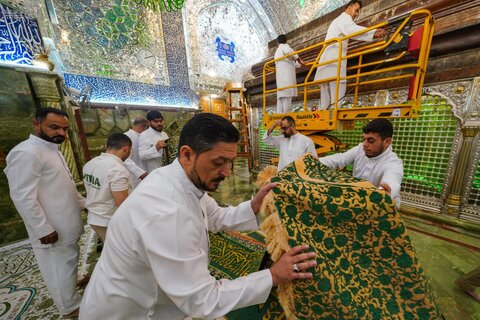 غسل وتزيين أروقة الضريح الطاهر للمولى أمير المؤمنين (عليه السلام)