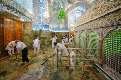 غسل وتزيين أروقة الضريح الطاهر للمولى أمير المؤمنين (عليه السلام)