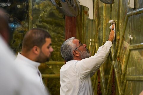 غسل وتزيين أروقة الضريح الطاهر للمولى أمير المؤمنين (عليه السلام)