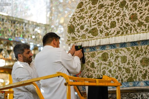 غسل وتزيين أروقة الضريح الطاهر للمولى أمير المؤمنين (عليه السلام)