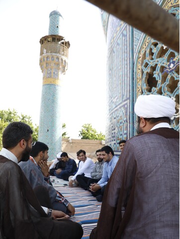تصاویر/ تجلیل از ممتازین مدرسه علمیه امام صادق(ع) اصفهان در کنار گنبد فیروزه ای