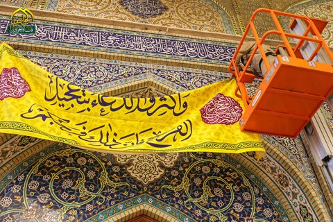 گل آرایی ضریح امامین کاظمین (ع) و نصب پارچه نوشته‌های مزین در صحن و سرای آنها در استقبال از عید غدیر