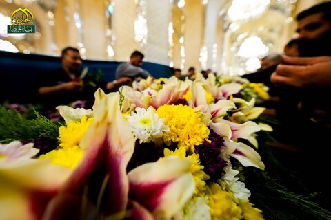 گل آرایی ضریح امامین کاظمین (ع) و نصب پارچه نوشته‌های مزین در صحن و سرای آنها در استقبال از عید غدیر