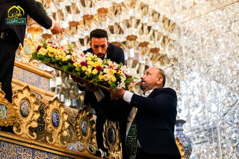 ضريح الإمامين الكاظمين (عليهما السلام) يتزين بزهور والعتبة تبتهج برفع رايات الفرح والسرور بمناسبة عيد الغدير الأغر