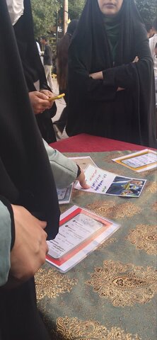 تصاویر/فعالیت طلاب مدرسه علمیه الزهرا (س) اراک بمناسبت عید غدیر و مشارکت حداکثری مردم در انتخابات
