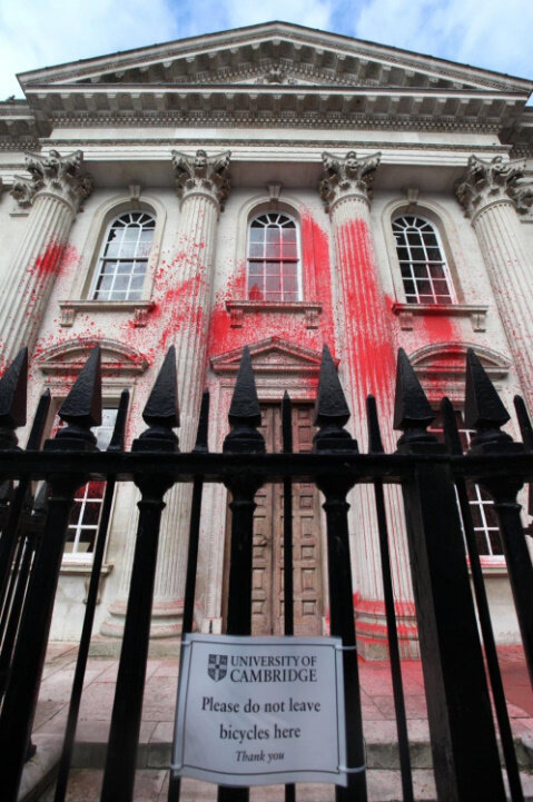 ناشطون يلطخون مبنى تاريخيا بجامعة كامبريدج بالطلاء الأحمر نصرة لفلسطين