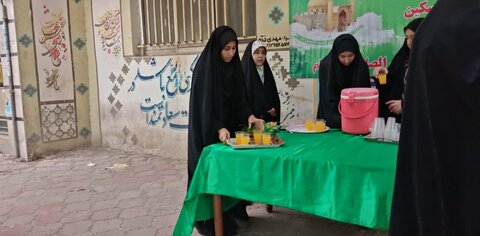 تصاویر/برگزاری ایستگاه صلواتی به مناسبت عید غدیر توسط طلاب مدرسه علمیه الهیه ساوه