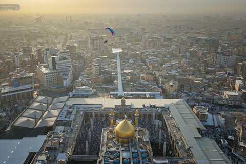 تصاویر زیبا از اهتزار پرچم غدیر در آسمان نجف اشرف