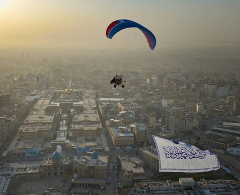تصاویر زیبا از اهتزار پرچم غدیر در آسمان نجف اشرف