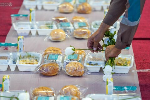 سفرة العطاء العلوي تمتد في صحن السيدة فاطمة الزهراء (عليها السلام) بمناسبة عيد الغدير الأغر