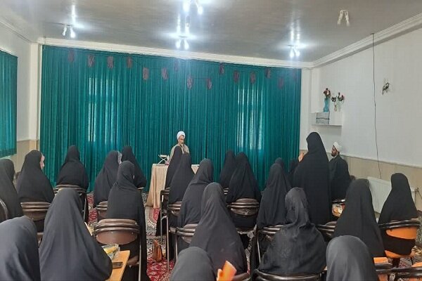 خنثیکردن توطئههای دشمنان از وظایف خواهران طلبه است