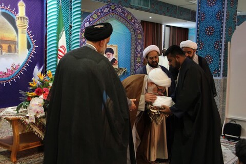 تصاویر/تلبس جمعی از طلاب جامعه المصطفی اصفهان به لباس مقدس روحانیت
