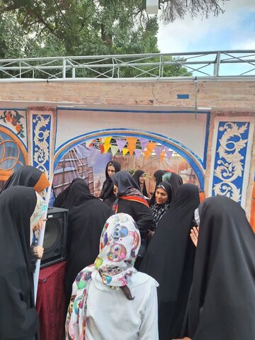 تصاویر/حضور و فعالیت طلاب مدرسه علمیه الزهرا (س)اراک در آخرین شب از انتخابات ریاست جمهوری