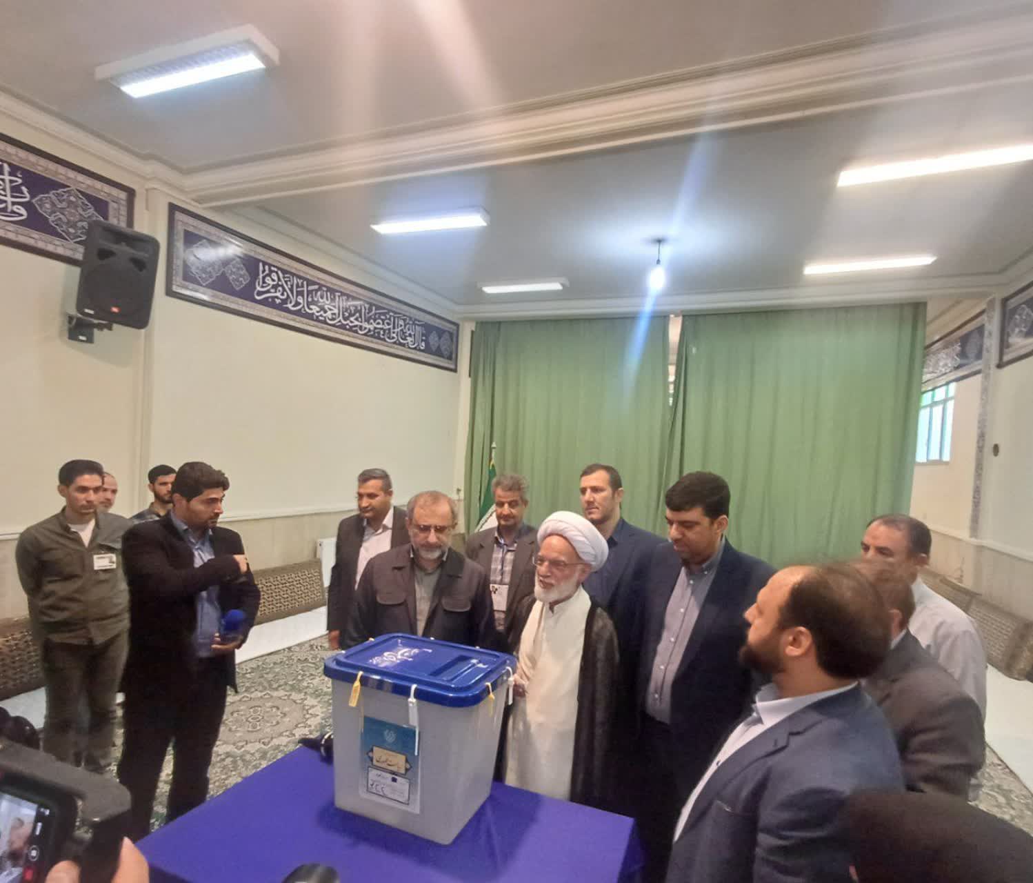 تصاویر/ حضور نماینده ولی فقیه در استان مرکزی در پای صندوق‌های رأی
