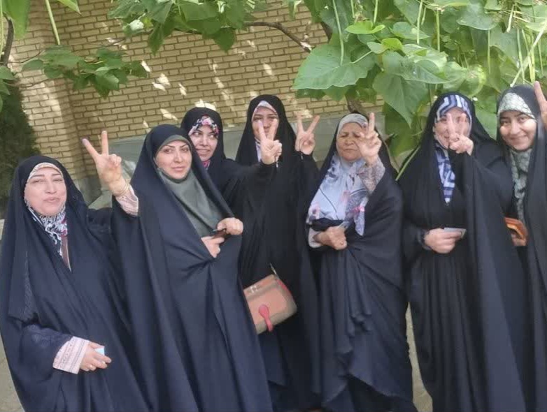 تصاویر/ گوشه‌هایی از حضور حماسی مردم اراک در پای صندوق‌های رأی