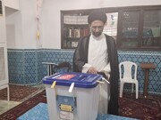 نماینده ولی فقیه در منطقه کاشان رأی خود را به صندوق انداخت + تصاویر