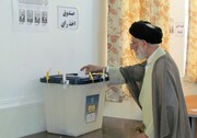 فیلم| امام جمعه دیر رای خود را در صندوق انداخت