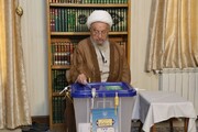 آیت اللہ العظمٰی مکارم شیرازی نے اپنا ووٹ کاسٹ کر دیا
