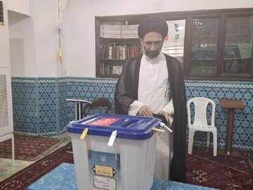 نماینده ولی فقیه در منطقه کاشان رأی خود را به صندوق انداخت + تصاویر