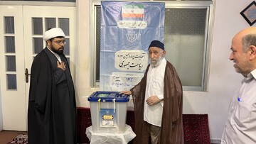 حضور آیت الله استادی پای صندوق رأی + عکس