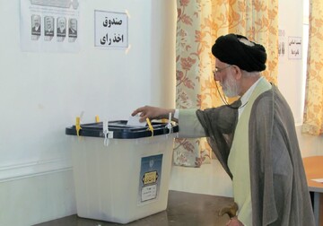 فیلم| امام جمعه دیر رای خود را در صندوق انداخت