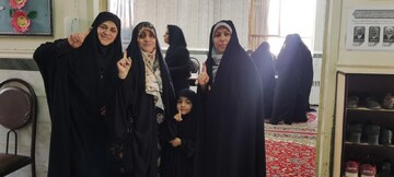 تصاویر / حضور پرشور مردم محلات در چهاردهمین دوره انتخابات ریاست جمهوری