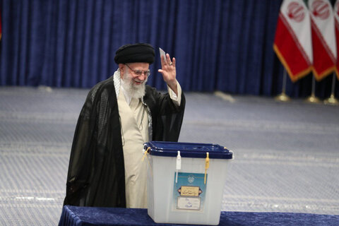 ادلى قائد الثورة الاسلامية صباح اليوم الجمعة، بصوته في الدقائق الأولى من بدء التصويت في انتخابات الرئاسة الايرانية.