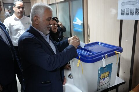 تصاویر حضور نماینده ولی فقیه و استاندار و اصحاب رسانه لرستان در پای صندوق های رای