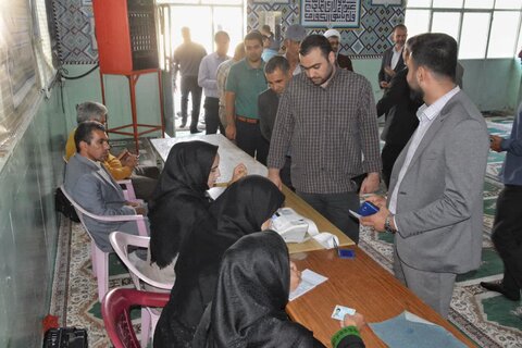 تصاویر حضور مدیر کل و کارکنان بنیاد شهید لرستان در پای صندوق رای