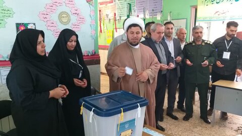 تصاویر/ حضور امام جمعه و مسئولین شهرستانی بیله سوار پتی صندوق رأی