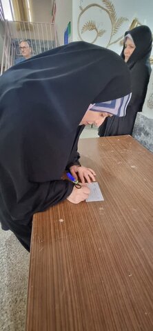 تصاویر/گوشه‌هایی از حضور حماسی مردم کلانشهر اراک در پای صندوق‌های رأی