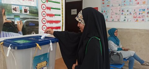 تصاویر/گوشه‌هایی از حضور حماسی مردم کلانشهر اراک در پای صندوق‌های رأی