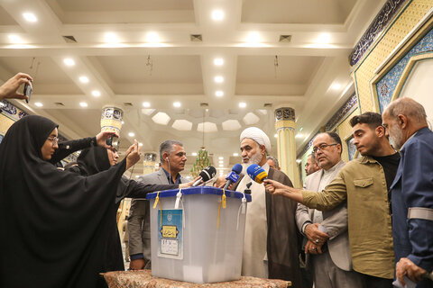 تصاویر/ نماینده ولی فقیه در استان قزوین رأی خود را در صندوق انداخت