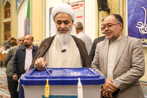 تصاویر/ نماینده ولی فقیه در استان قزوین رأی خود را در صندوق انداخت