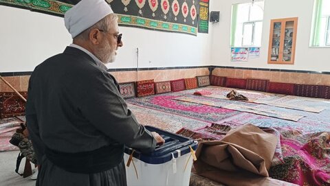 تصاویر/ حضورر روحانیون اهل سنت آذربایجان غربی پای صندوق های رای
