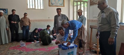 حضور مردم روستاهای لرستان در پای صندوق های رای