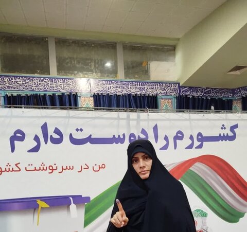 تصاویری از طلاب و کادر موسسه آموزش عالی ریحانة النبی اراک در پای صندوق‌های رأی