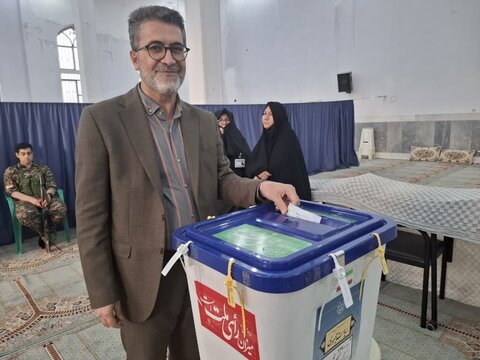 تصاویر/ حضورحماسی مردم کاشان درپای صندوق های رای مسجدالحسین (ع) و حسینیه چهل تن کاشان
