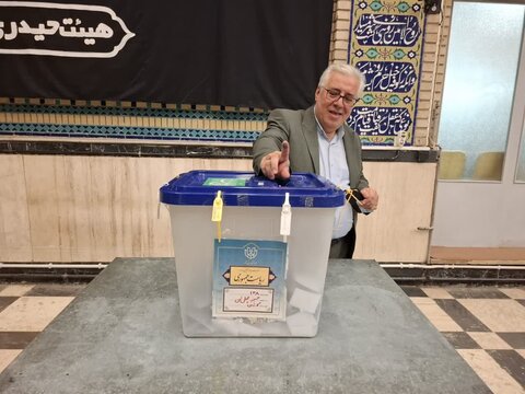 تصاویر/ حضورحماسی مردم کاشان درپای صندوق های رای مسجدالحسین (ع) و حسینیه چهل تن کاشان