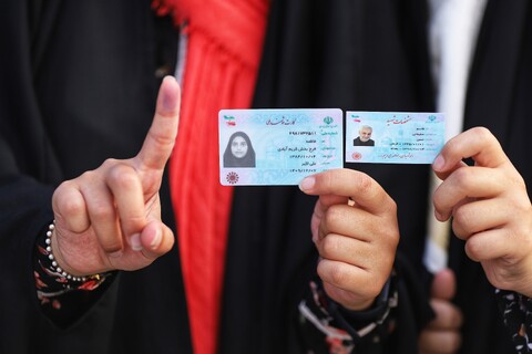 تصاویر / حضور اقشار مختلف مردم قم در چهاردهمین دوره انتخابات ریاست جمهوری