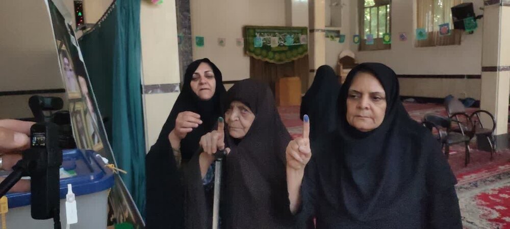 تصاویر/ حضور مردم لرستان در پای صندوق های رای