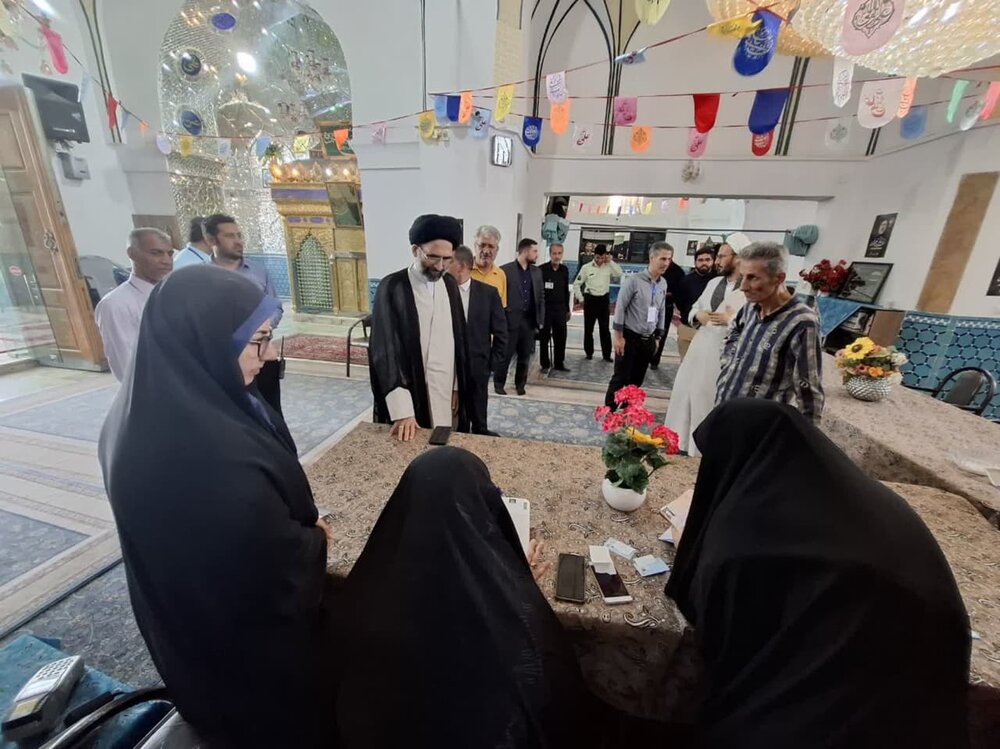 نماینده ولی فقیه در منطقه کاشان رأی خود را به صندوق انداخت + تصاویر