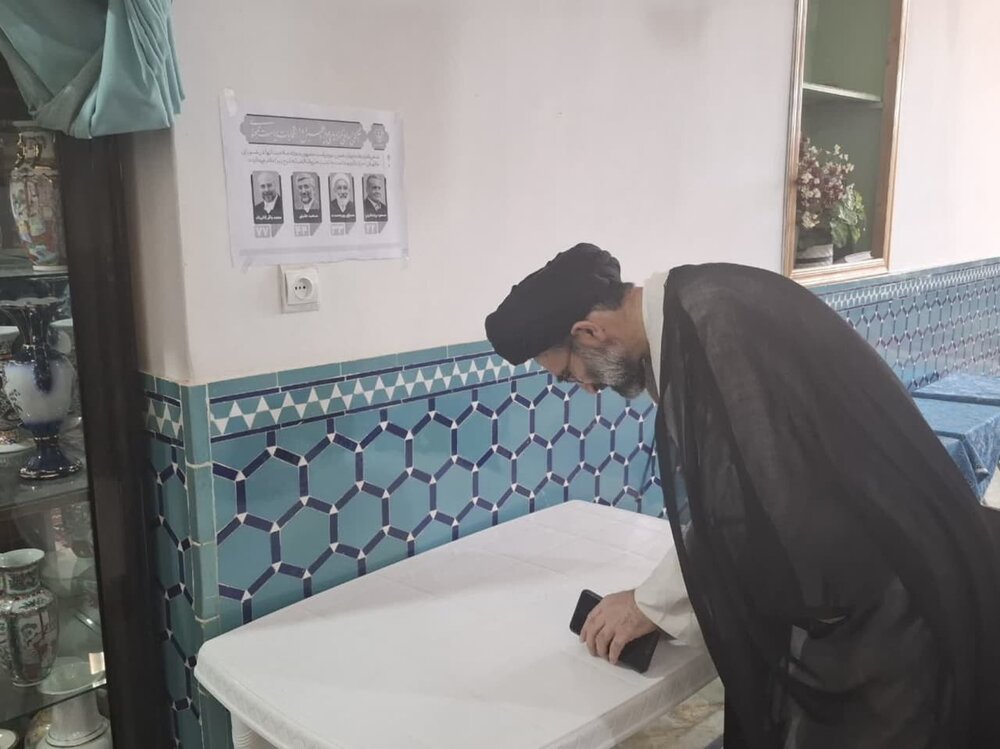 نماینده ولی فقیه در منطقه کاشان رأی خود را به صندوق انداخت + تصاویر