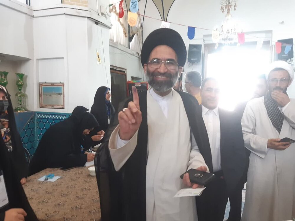 نماینده ولی فقیه در منطقه کاشان رأی خود را به صندوق انداخت + تصاویر