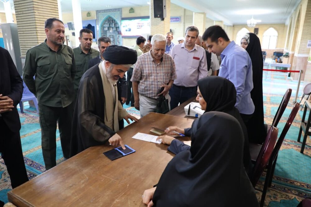 نماینده ولی فقیه در آذربایجانغربی رای خود را به صندوق انداخت + عکس