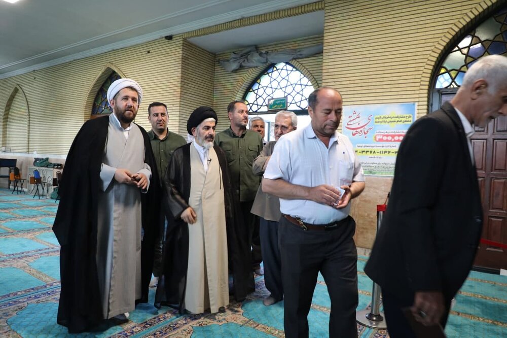 نماینده ولی فقیه در آذربایجانغربی رای خود را به صندوق انداخت + عکس